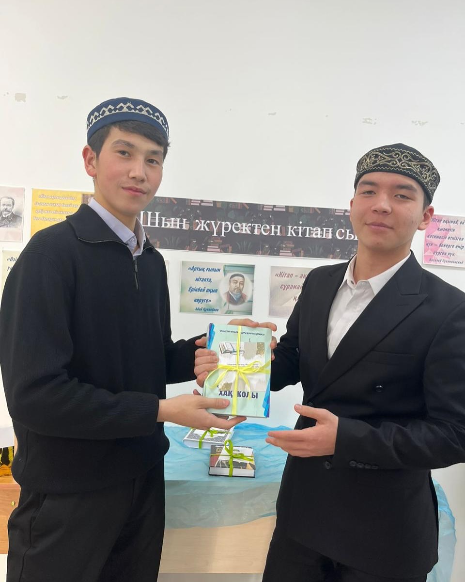 birtutas-tarbie-bagdarlamasy-aiasynda-kolledz-studentteri-arasynda-syn-zurekten-kitap-syila-cellendzi-otkizildi-@aqtobebilimbasqarmasy-1.jpg