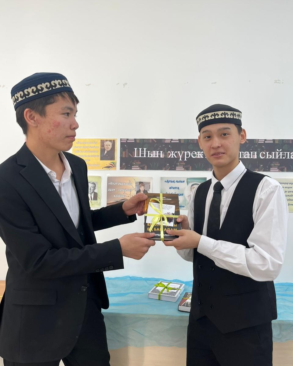 birtutas-tarbie-bagdarlamasy-aiasynda-kolledz-studentteri-arasynda-syn-zurekten-kitap-syila-cellendzi-otkizildi-@aqtobebilimbasqarmasy-2.jpg