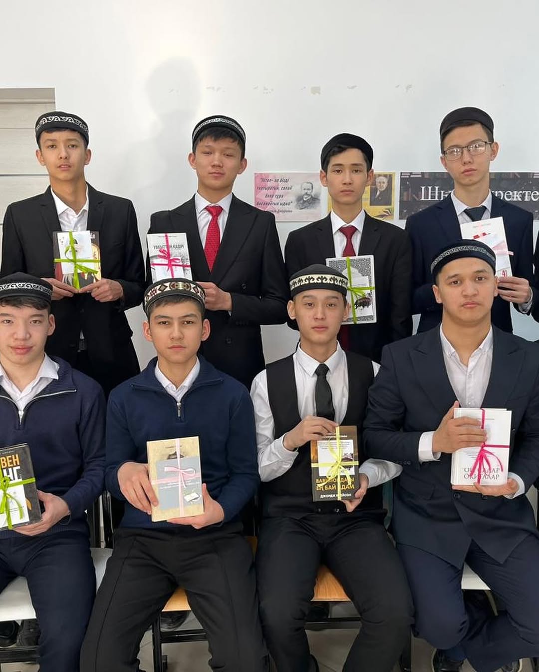 birtutas-tarbie-bagdarlamasy-aiasynda-kolledz-studentteri-arasynda-syn-zurekten-kitap-syila-cellendzi-otkizildi-@aqtobebilimbasqarmasy-3.jpg