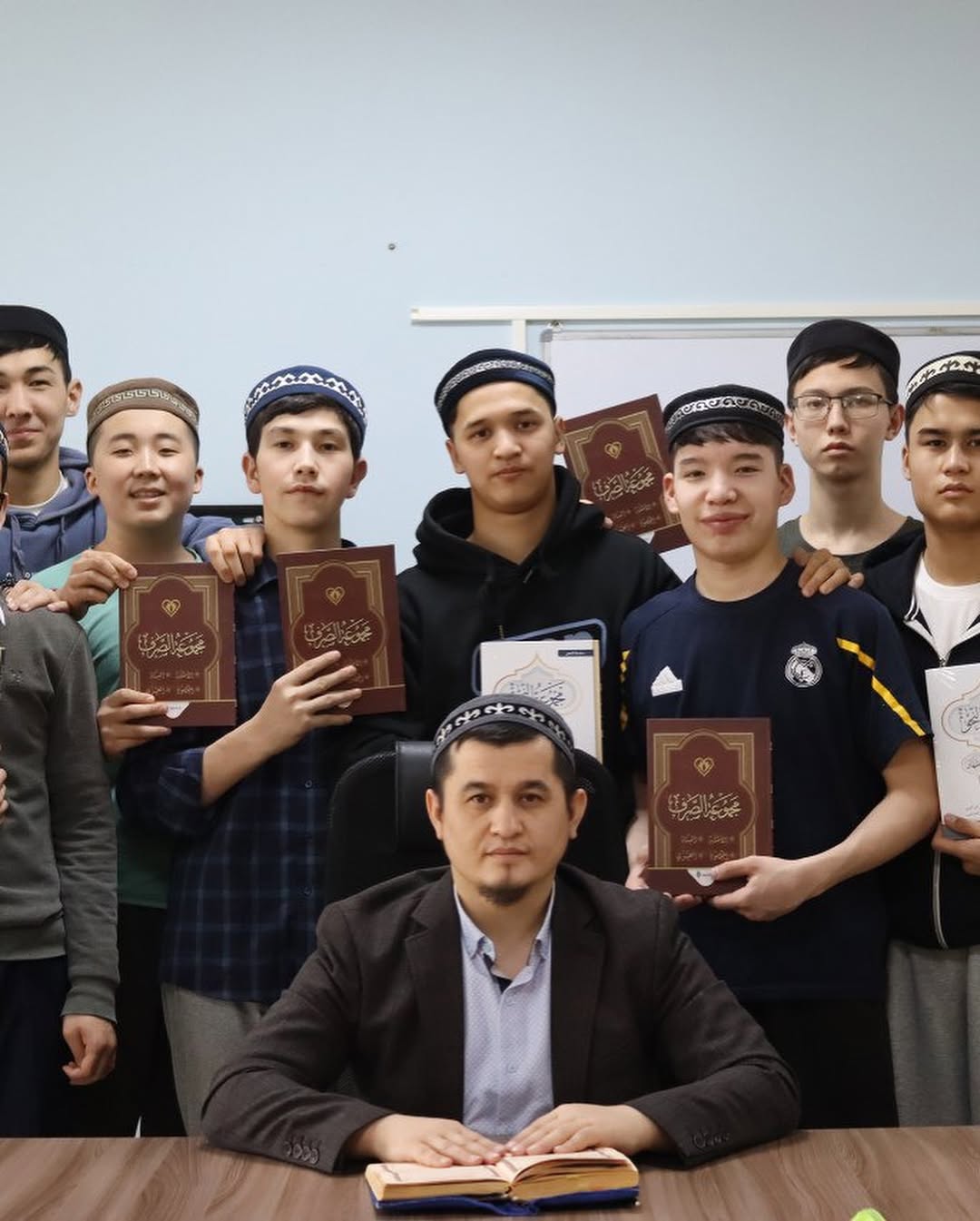 kitap-aqyldyn-azygy-bilimnin-qazynasy-ol-bizdi-otkennin-danalygymen-susyndatyp-bolasaqqa-zol-silteidi-arbir-beti-zanalyq-arbir-zoly-tagylym-nagyz-serik-te-synaiy-ustaz-da-kitap-kitaptyn-qundyly-2.jpg