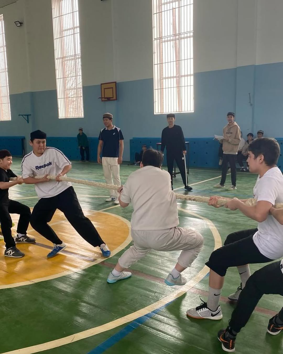 studentterimizdin-arasynda-omirzaqov-aian-ustazymyzdyn-uiymdastyruymen-ulttyq-sport-turlerinen-zarys-otti-atalmys-zarysta-langi-tebu-qol-kures-arqan-tartys-gir-koteru-zane-komandalyq-futbol-oiyndar-2.jpg